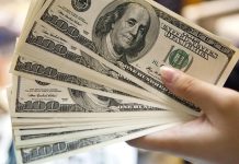 Đồng USD giảm nhẹ vào phiên giao dịch vừa qua nhưng đang trên đà tăng giá trong tuần so với các loại tiền tệ chính, bao gồm đồng franc Thụy Sĩ, đồng yên Nhật và đồng EUR, sau khi thỏa thuận thương mại giữa Mỹ và Anh làm gia tăng sự lạc quan về các cuộc đàm phán sắp tới giữa Mỹ và Trung Quốc. Thị trường tài chính hiện đang hướng đến các cuộc đàm phán thương mại giữa Washington và Bắc Kinh dự kiến bắt đầu vào hôm nay 10-5 tại Thụy Sĩ. Tỷ giá USD hôm nay (10-5): Đồng USD hạ nhiệt, vẫn trụ vững trên mốc 100 Biểu đồ biến động Chỉ số DXY trong 24 giờ qua. Ảnh: Marketwatch Ngày 8-5, Tổng thống Donald Trump đã công bố một thỏa thuận thương mại giữa Mỹ và Anh. Tuy nhiên, Mỹ vẫn giữ nguyên mức thuế quan 10% với hầu hết hàng hóa nhập khẩu từ Anh. Đây là thỏa thuận đầu tiên trong hàng chục thỏa thuận thương mại mà chính quyền Tổng thống Trump dự kiến sẽ công bố trong những tuần tới. Anh là nước đầu tiên đạt được thỏa thuận với chính quyền Washington kể từ khi Tổng thống Donald Trump công bố chính sách thuế đối ứng ngày 2-4 nhằm định hình lại thương mại toàn cầu và giảm thâm hụt thương mại hàng hóa của Mỹ. Trước đó, ngày 2-4, ông Trump công bố thuế đối ứng mức cơ bản 10% với hầu hết đối tác thương mại và từ 11-50% với 57% đối tác khác, bao gồm Liên minh châu Âu (EU). Sau đó, ông hoãn áp thuế đối ứng ở mức cao để dành thời gian cho đàm phán. Đồng thời, chính quyền của ông áp đặt thuế quan 25% với ô tô nhập khẩu, chấm dứt mọi trường hợp miễn trừ thuế quan với nhôm và thép nhập khẩu. “Thị trường tỏ ra lạc quan về tiến triển trong các cuộc đàm phán thương mại giữa Mỹ và Trung Quốc nói riêng và nhiều thỏa thuận thương mại hơn nữa nói chung”, Matthew Weller, Giám đốc nghiên cứu thị trường tại StoneX cho biết. Đồng USD đang trên đà tăng trong tuần thứ tư liên tiếp so với đồng franc Thụy Sĩ, nhưng đã giảm 0,01% xuống còn 0,83150 franc trong phiên giao dịch vừa qua. Trong khi đó, đồng EUR đã thiết lập tuần giảm thứ ba liên tiếp so với đồng bạc xanh. Tuy nhiên, trong phiên giao dịch vừa qua, đồng EUR đã tăng 0,17%, đạt mức 1,125025 USD. Đồng tiền của Mỹ cũng đang trên đà tăng trong tuần thứ ba liên tiếp so với đồng yên Nhật, mặc dù đã giảm 0,39%, xuống mức 145,355 yên trong phiên giao dịch vừa qua. Đồng bảng Anh hiện giao dịch ở mức cao hơn và đang tạo đà tăng tuần sau khi mất giá vào ngày 8-5, sau thông báo về thỏa thuận thương mại Mỹ-Anh. Đồng tiền này đã tăng 0,50%, đạt mức 1,3306 USD. Các quyết định của các Ngân hàng Trung ương trong tuần này là khác nhau. Trong đó, Cục Dự trữ Liên bang Mỹ (Fed) giữ nguyên lãi suất, trong khi Ngân hàng Anh tiến hành cắt giảm lãi suất. Các Ngân hàng Trung ương của Thụy Điển và Na Uy lại quyết định giữ nguyên lãi suất. Ngược lại với các loại tiền tệ G10 khác, đồng USD đã giảm so với một số loại tiền tệ châu Á trong tuần này. Đồng USD đã suy yếu 0,02%, xuống mức 7,241 so với đồng nhân dân tệ Trung Quốc. Tỷ giá USD hôm nay (10-5): Đồng USD hạ nhiệt, vẫn trụ vững trên mốc 100