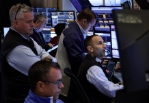 Chứng khoán Mỹ bứt phá đầu tháng, Dow Jones lập đỉnh mới khi cổ phiếu công nghệ dẫn sóng