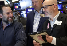 Chứng khoán Mỹ giảm điểm vì cổ phiếu công nghệ bị bán, giá dầu tăng hơn 2%