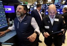 Chứng khoán Mỹ tăng mạnh, dầu trượt dốc sau tín hiệu từ Trump