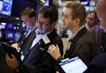 S&P 500 và Dow Jones liên tiếp lập kỷ lục, dầu sụt giá do triển vọng thừa cung