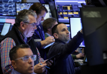 Thị trường Mỹ giảm sâu khi dầu thô đóng cửa trên 100 USD/thùng