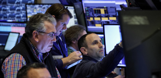 Chứng khoán Mỹ lao dốc vì tín hiệu lãi suất, dầu thô tăng không ngừng