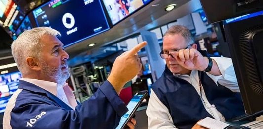 Dow Jones lập đỉnh lịch sử, giá dầu lao dốc hơn 5% nhờ kỳ vọng hòa bình Mỹ – Iran