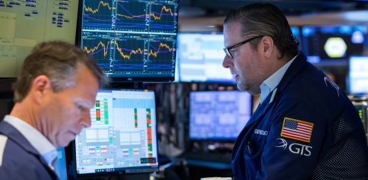 Dow Jones lập kỷ lục mới vượt 52.000 điểm, giá dầu bật tăng trở lại vì rủi ro Trung Đông