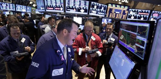 Chứng khoán Mỹ đi ngang khi chờ dữ liệu lạm phát, dầu thô lao dốc