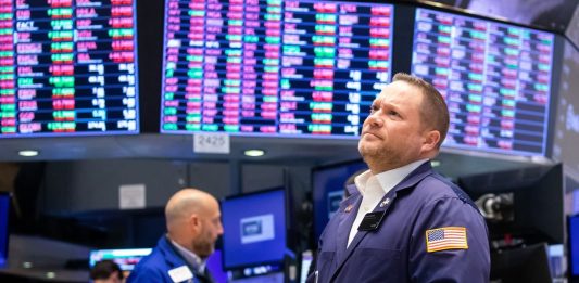 Dow Jones lập đỉnh mới, Nasdaq hụt hơi khi dòng tiền rời cổ phiếu AI; giá dầu lao dốc hơn 3%